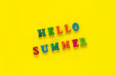 题词在黄色背景关闭的顶端视图上复制空间的多彩字母中summer用户名
