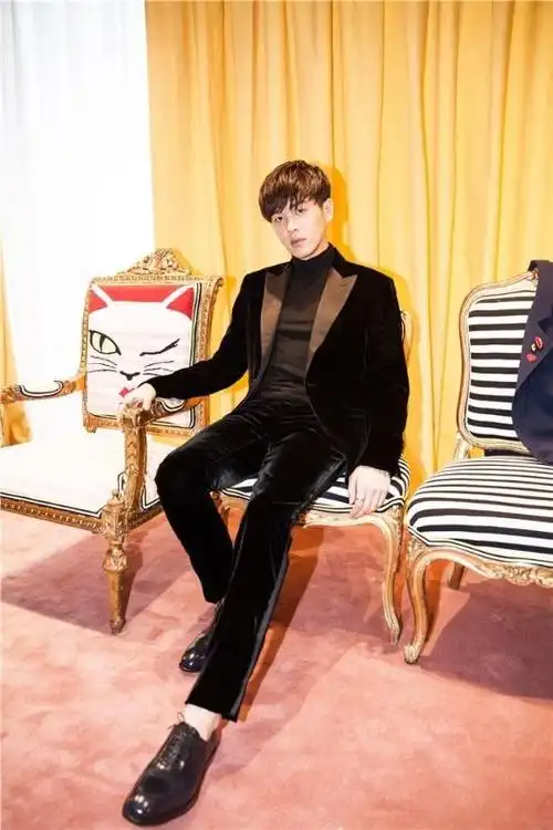 肌肉男:张若昀米兰时装周拍摄-小虾米