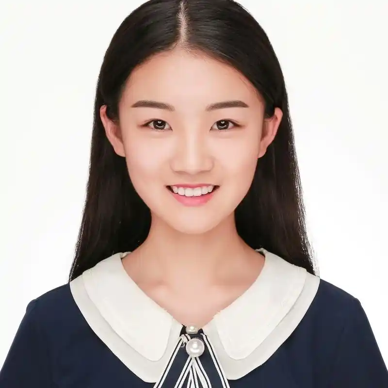 衣服拍出照片之后当场选底片 摄影师修图后取片还算满意的一次证件照