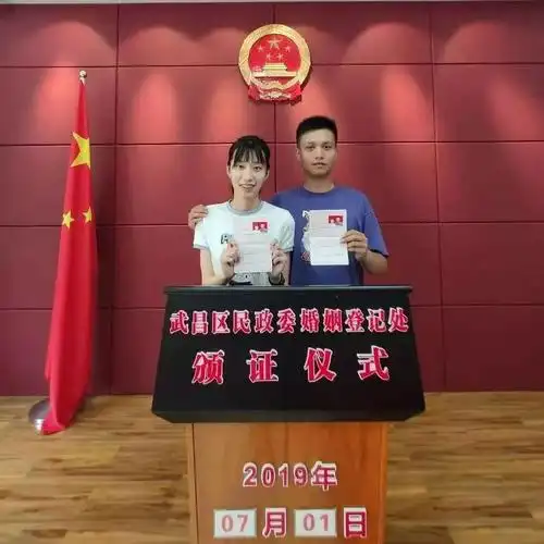 "很庆幸我们的青春有穿警服的样子!" 武汉95后警察夫妻的一封"情书"