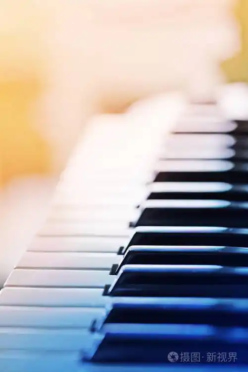 背景模糊的钢琴键盘特写镜头