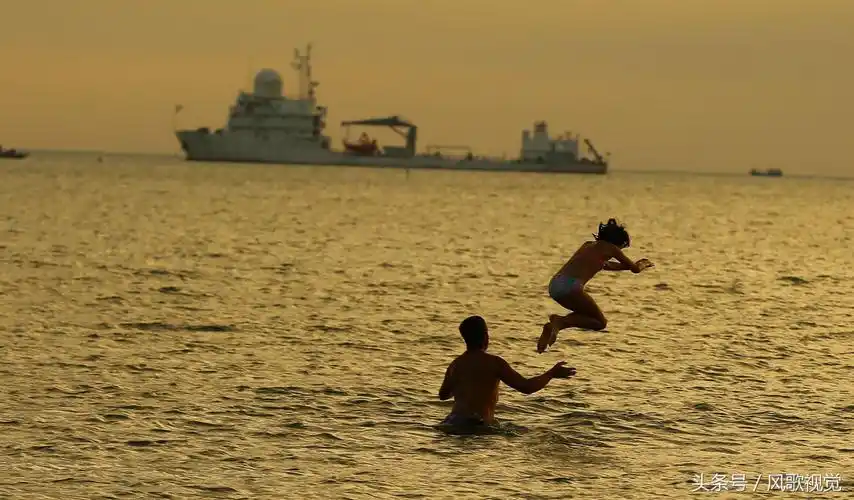 海南三亚:大寒不"寒" 游人穿短袖海边戏水游玩享暖冬