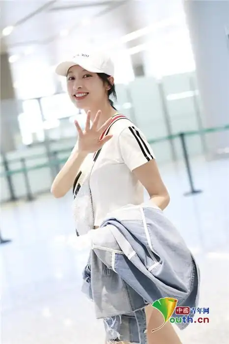 张俪运动风look青春洋溢回眸挥手甜笑撩动人心