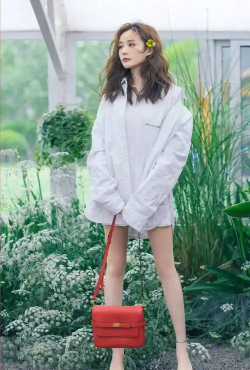 原创别看李一桐人不红穿搭却一直在线丸子头配衬衫都能穿出高级感