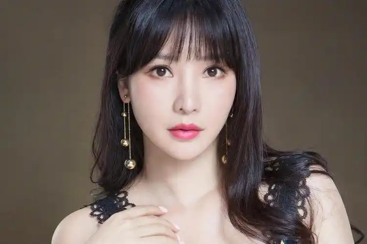 回顾台上是漂亮女神,台下是苦命的女人,性感女神柳岩的双面人生