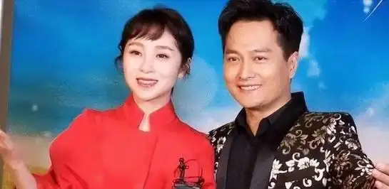 那个走红后娶了小12岁娇妻的草原王子云飞如今过得怎样