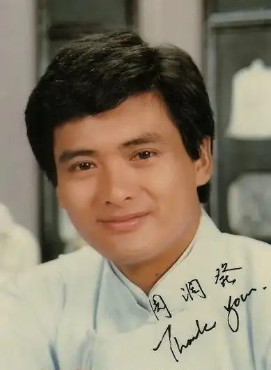 当时周润发刚从无线训练班毕业,意气风发的样子让欧阳震华很触动.