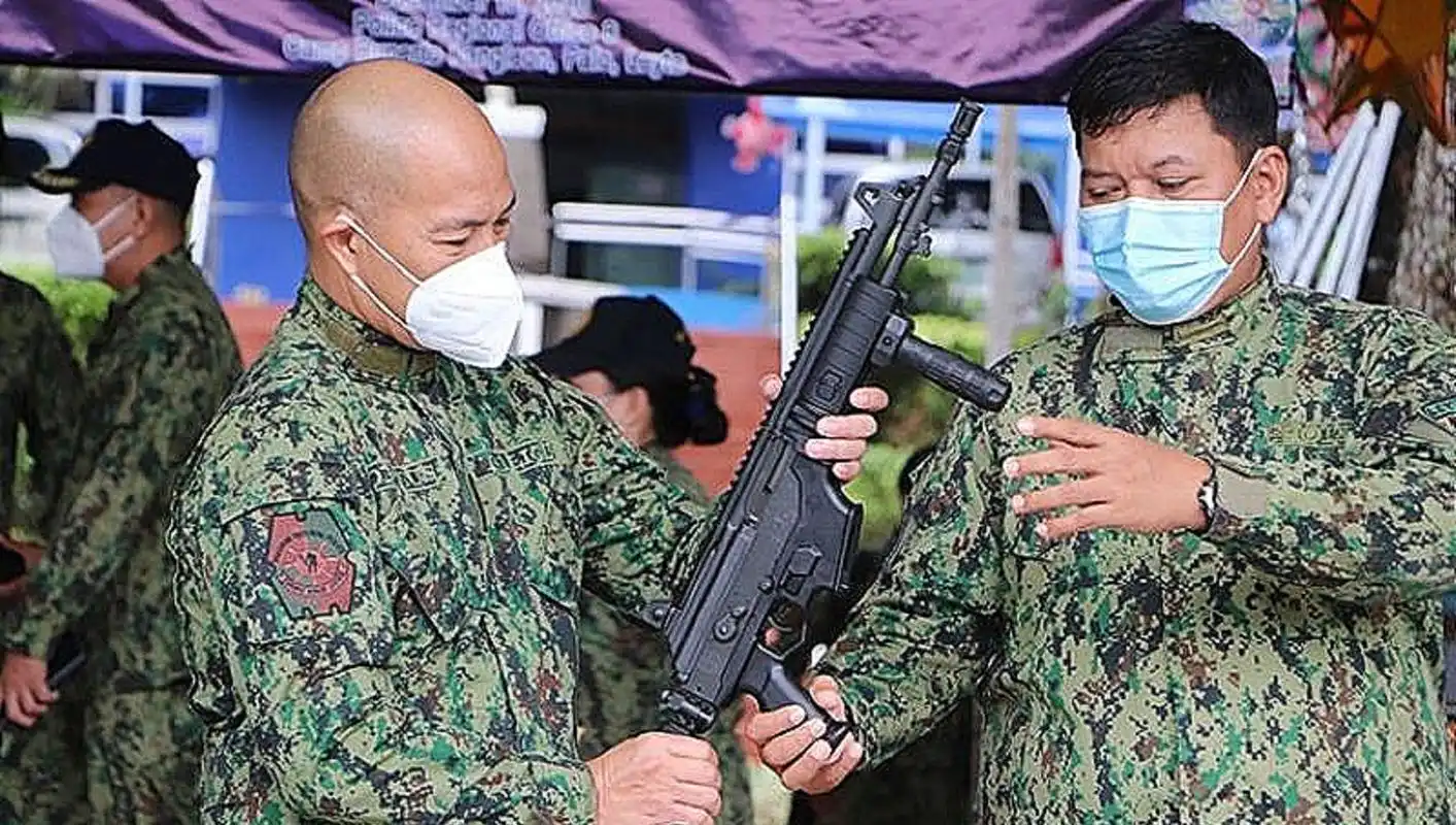 菲律宾警察的以色列突击步枪