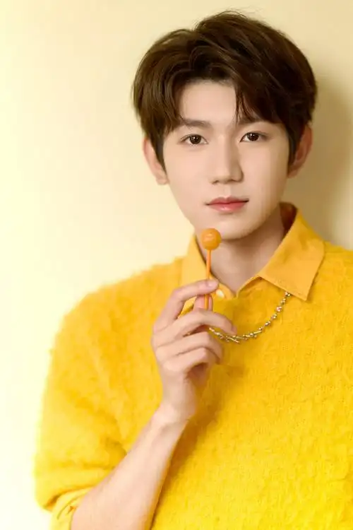 在青岛的绚烂夏日,王源以玩趣色彩点亮品牌活动,海风轻拂,不仅吹动了