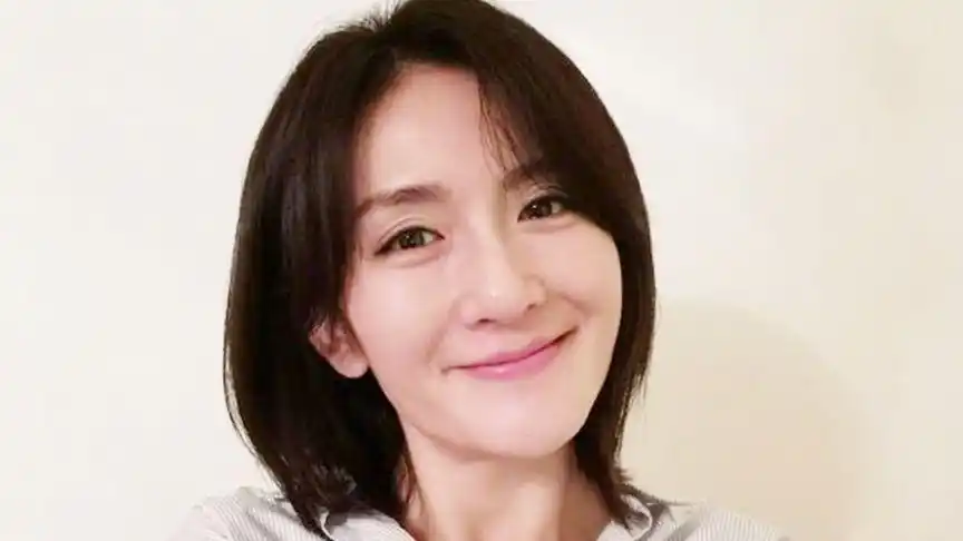 谢娜深夜晒素颜美照心情好 皮肤白皙透亮宛如少女