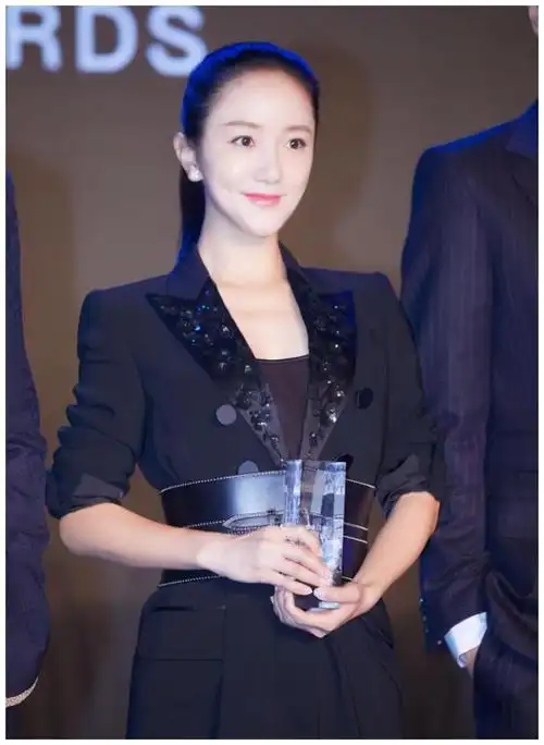 有种"变美"叫李倩,黄轩唯一承认的女友,点掉痣后美到认不出