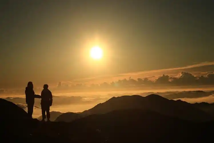登山观日出迎霞光