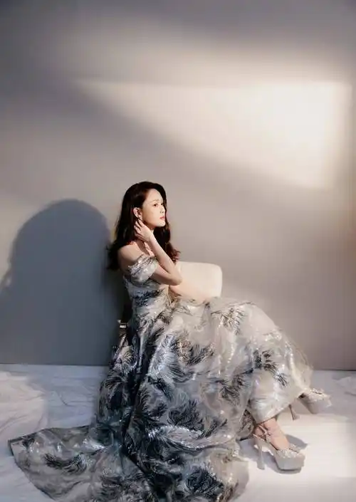 陈乔恩云纹吊带连衣裙优雅写真照片,一袭白色吊带连衣裙尽显温婉气质