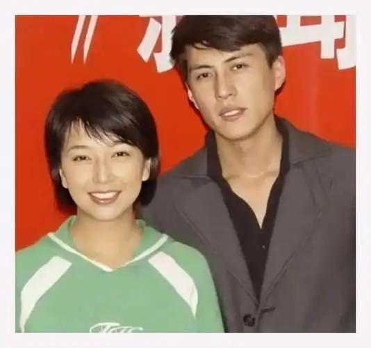 继高曙光之后,江珊与小她九岁的靳东陷入了姐弟恋的漩涡.