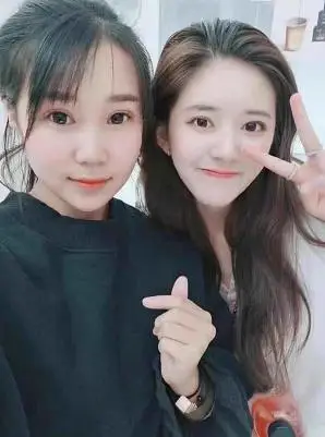 有种自黑叫赵露思看到她与蒋依依合照的表情真是实力宠闺蜜