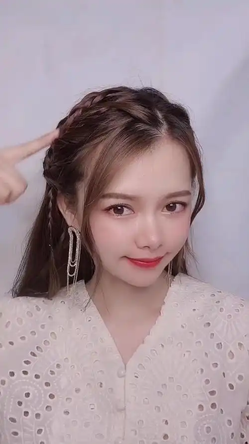 明星同款发型-_超级简单的一款 每个人都能学会!编发教程 发型