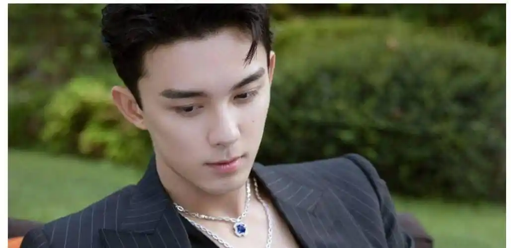 吴磊荡秋千被卡脚,杂志也把吴磊的男德忘了