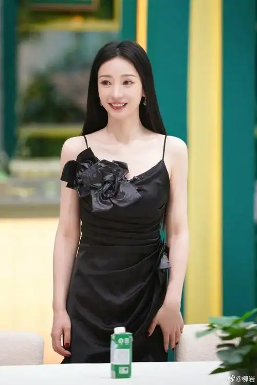 柳岩黑色玫瑰吊带裙,搭配黑丝,身材玲珑气质在线