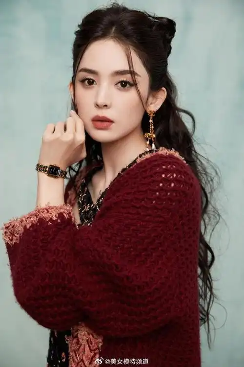 古力娜扎着金色刺绣裙衬托雪白肌肤眼神深邃气质迷人