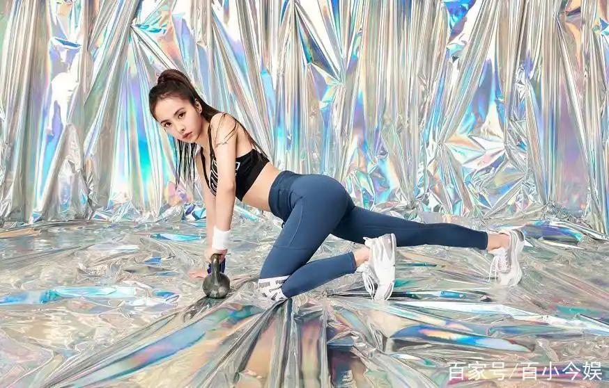 蔡依林拍摄时尚大片,运动内衣搭打底裤秀身材,看着只有150