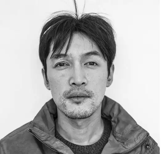 网友外出偶遇休息的胡歌胡子拉碴憔悴的像老了十岁