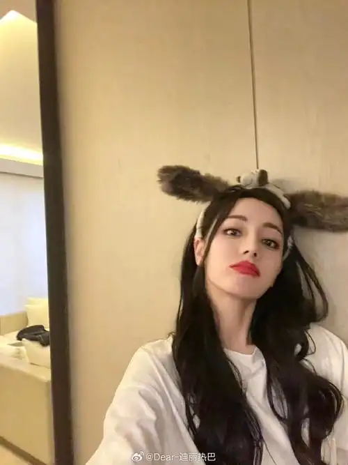 迪丽热巴开工四连自拍