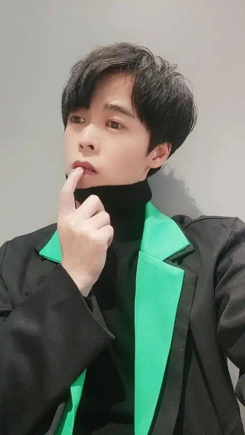 组图罗俊林最新生活照曝光时尚帅气迷人