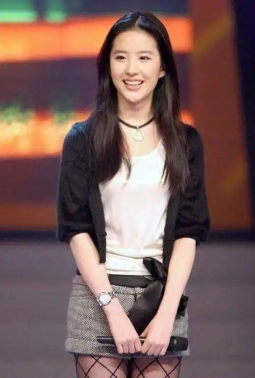 刘亦菲衣品不俗穿衣优雅知性气质范被称为时尚界的穿搭教科书