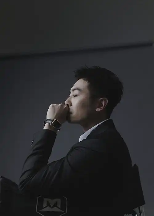 朱亚文儒雅帅气.朱亚文写真大片故事感满满.朱亚文西装look绅士儒雅.