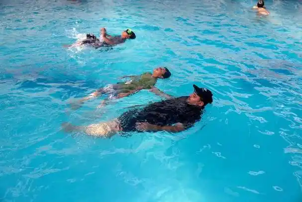 学会游泳初学者的基本技巧和换气方法