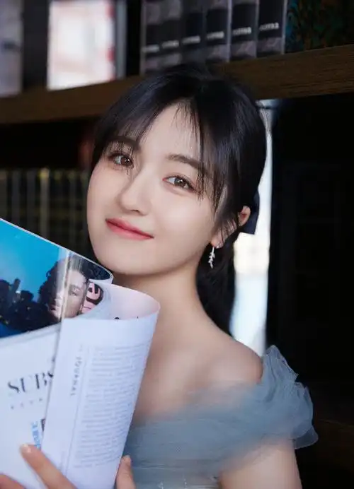 李兰迪最新蓝色一字肩纱裙造型好美好公主!