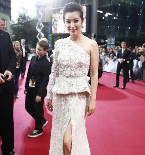 交际花李冰冰现形记讨好大佬陪睡上位拍一部戏换一个伴侣