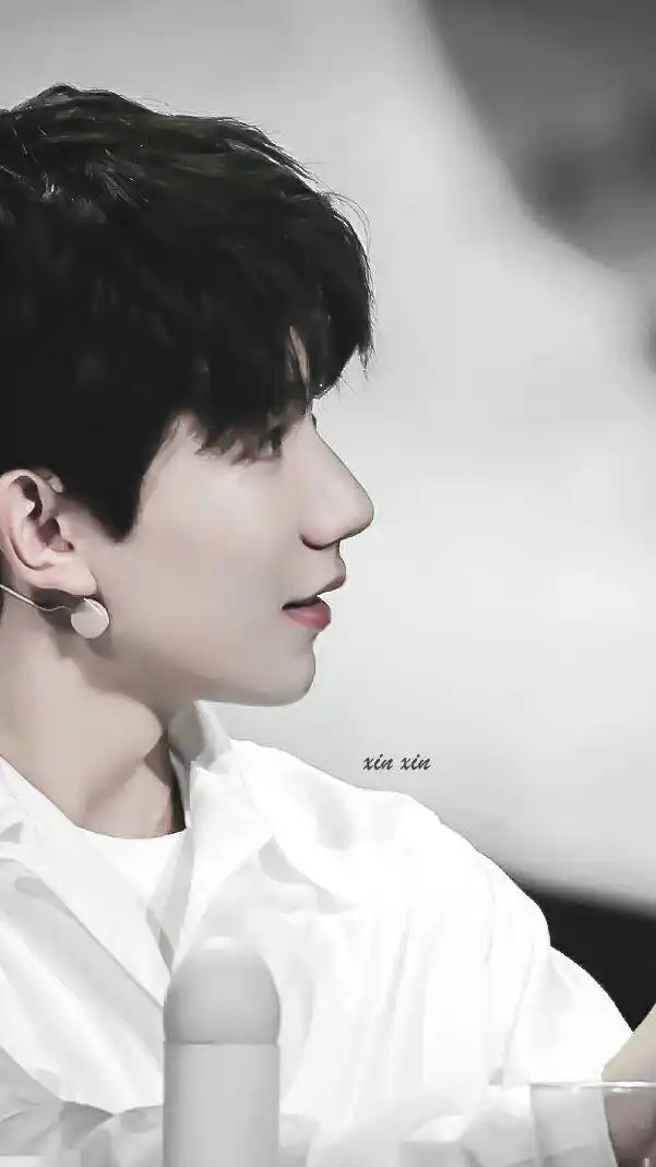 tfboys新闻200409分享王源的名品侧颜绝美颜值似仙子下凡