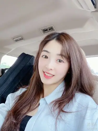 张含韵分享自拍美照表情搞怪俏皮可爱