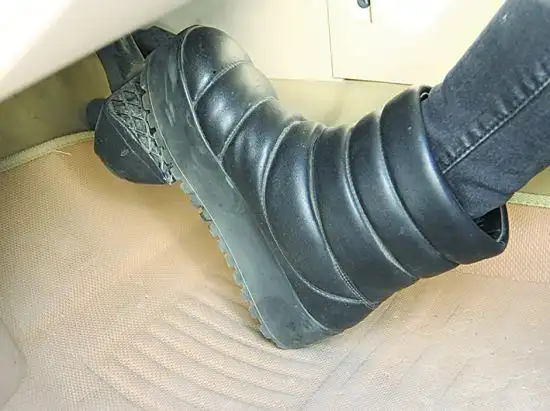 穿雪地靴踩刹车没有脚感.