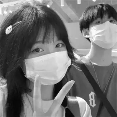 情侣头像黑白真人一人一半