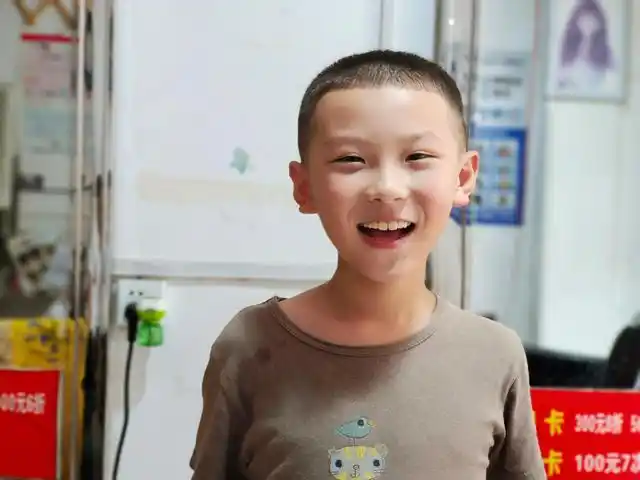 碎寸头也是很适合夏天的一种小男孩发型,周边推短但保留了一定的长度