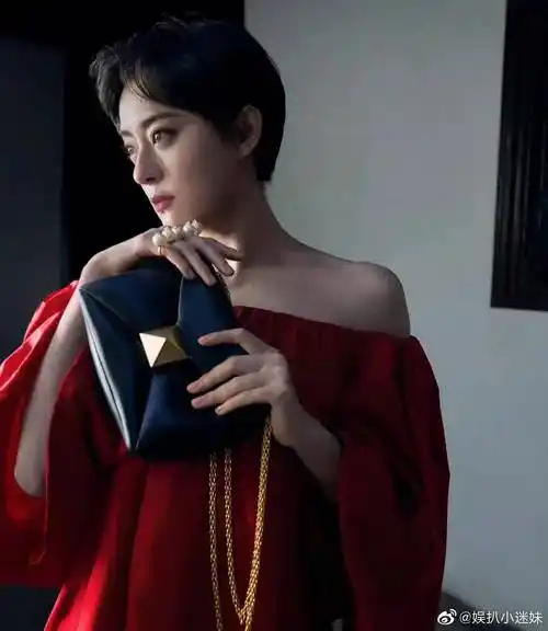 早在3月份的时候,华伦天奴就放出孙俪的一张侧脸照,官宣孙俪作为代言