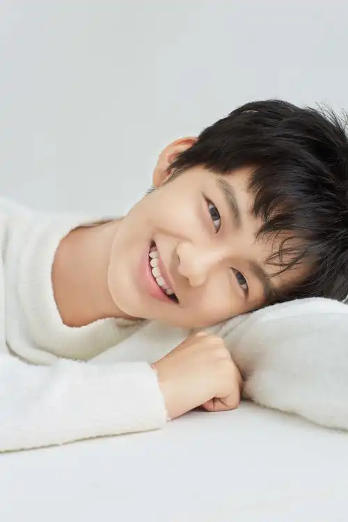 00后小戏骨黄毅最新写真曝光 白衣少年笑容治愈