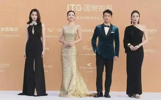 娱评大赏#郑恺,官方数据上的身高是178,也不算是矮小,但关晓彤