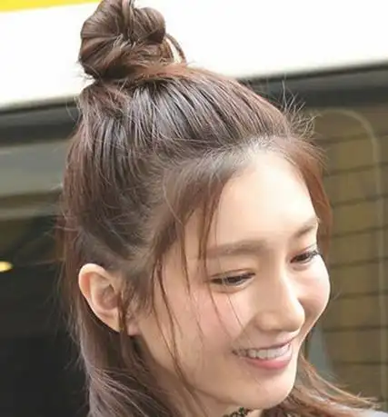 把所有头发盘在头顶,十分的清爽,头顶的丸子看起来萌萌的,很减龄.