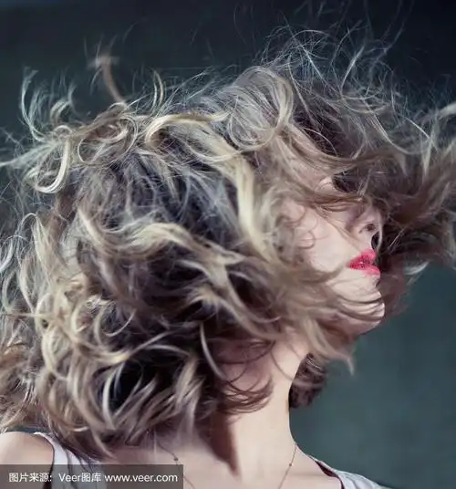 头发飘逸的年轻女子肖像