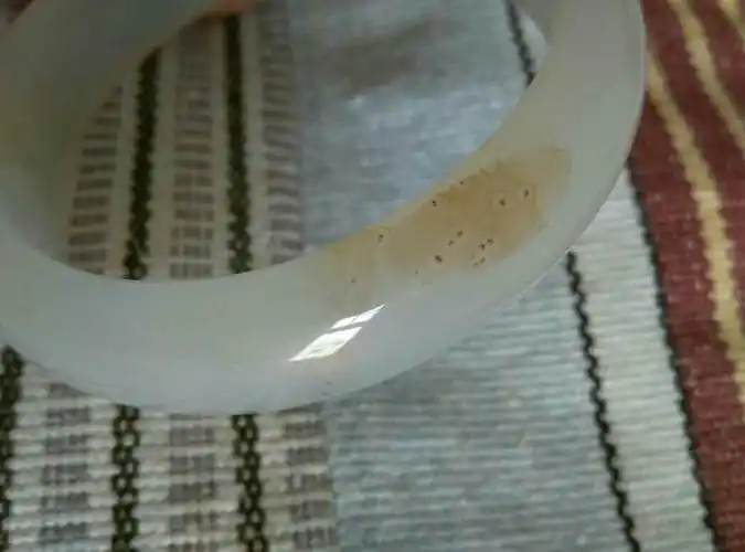 有谁知道手镯中的这些小气泡是什么?买的是玛瑙手镯能划动玻璃!