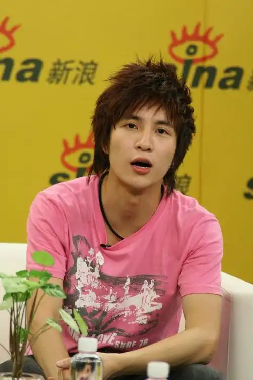图文薛之谦做客新浪憨憨的神态