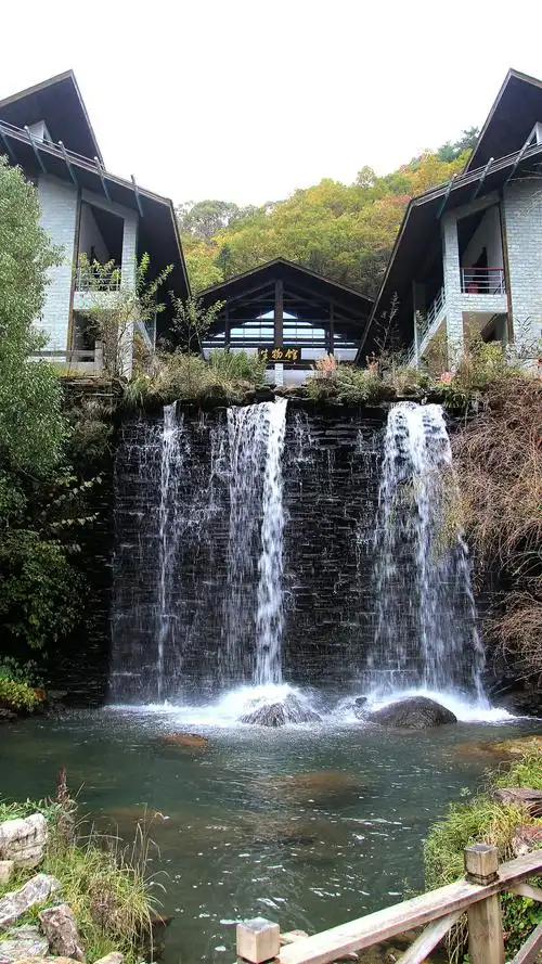 生物馆前的人造瀑布景观