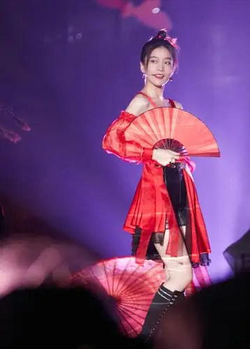 张雪迎化身唱跳小侠女惊喜登台 红装佩扇身轻如燕