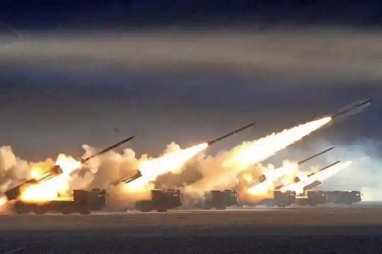 中国火箭炮一枚顶一辆豪车,一次齐射一个亿:一座小被抹平