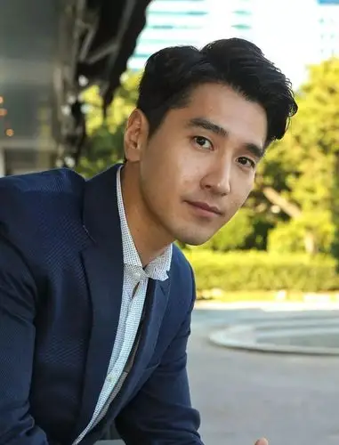 自带阴影高光的高颧骨支撑着苹果肌,让脸在时间的洗礼中不至于过快