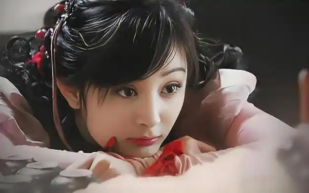 杨幂刚出道时到底有多美?看完齐刘海旧照后,整没整容一目了然