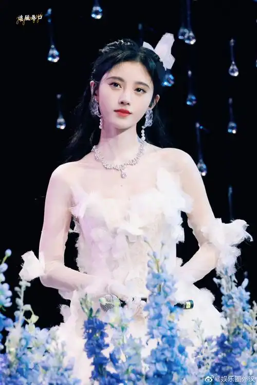 鞠婧祎,白鹿相似婚纱造型,都很有白月光的氛围感#鞠婧祎白鹿相似造型